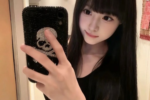 闫学晶直播“哭穷”引风波 道歉被指“知道疼了而非知道错了”